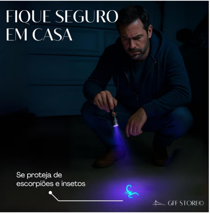 Homem usando a lanterna UV agachado no chão de casa para localizar escorpiões e insetos