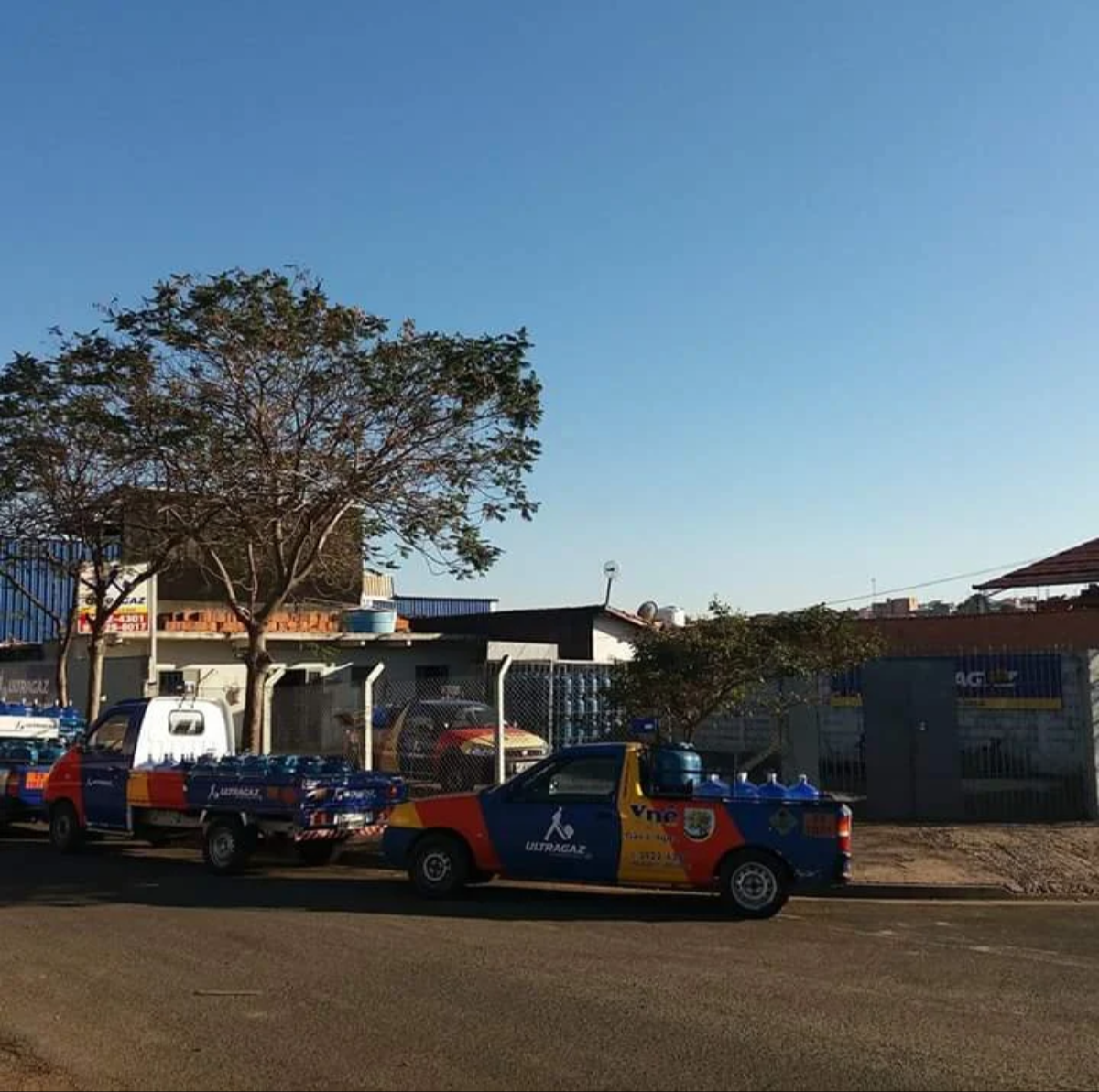 Revenda Ultragaz com botijões de gás e galões de água mineral